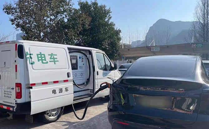 谢通门汽车搭电